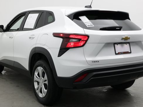 Used 2025 Chevrolet Trax LS FWD image 5
