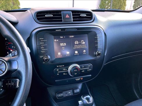 Used 2018 Kia Soul + image 6