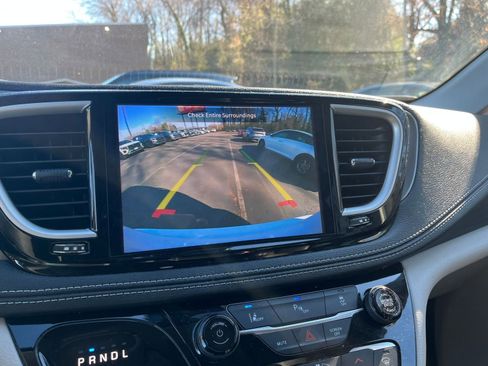 Used 2023 Chrysler Pacifica Touring-L image 40