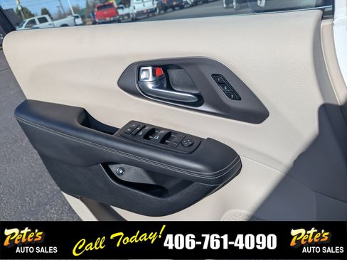 Used 2023 Chrysler Pacifica Touring-L image 32