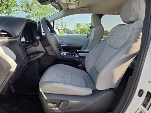 Used 2025 Toyota Sienna LE FWD image 27