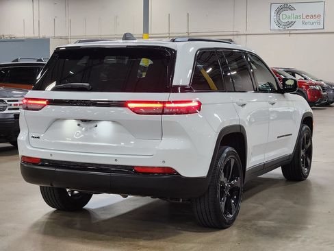 Used 2023 Jeep Grand Cherokee Altitude AWD/4WD image 8