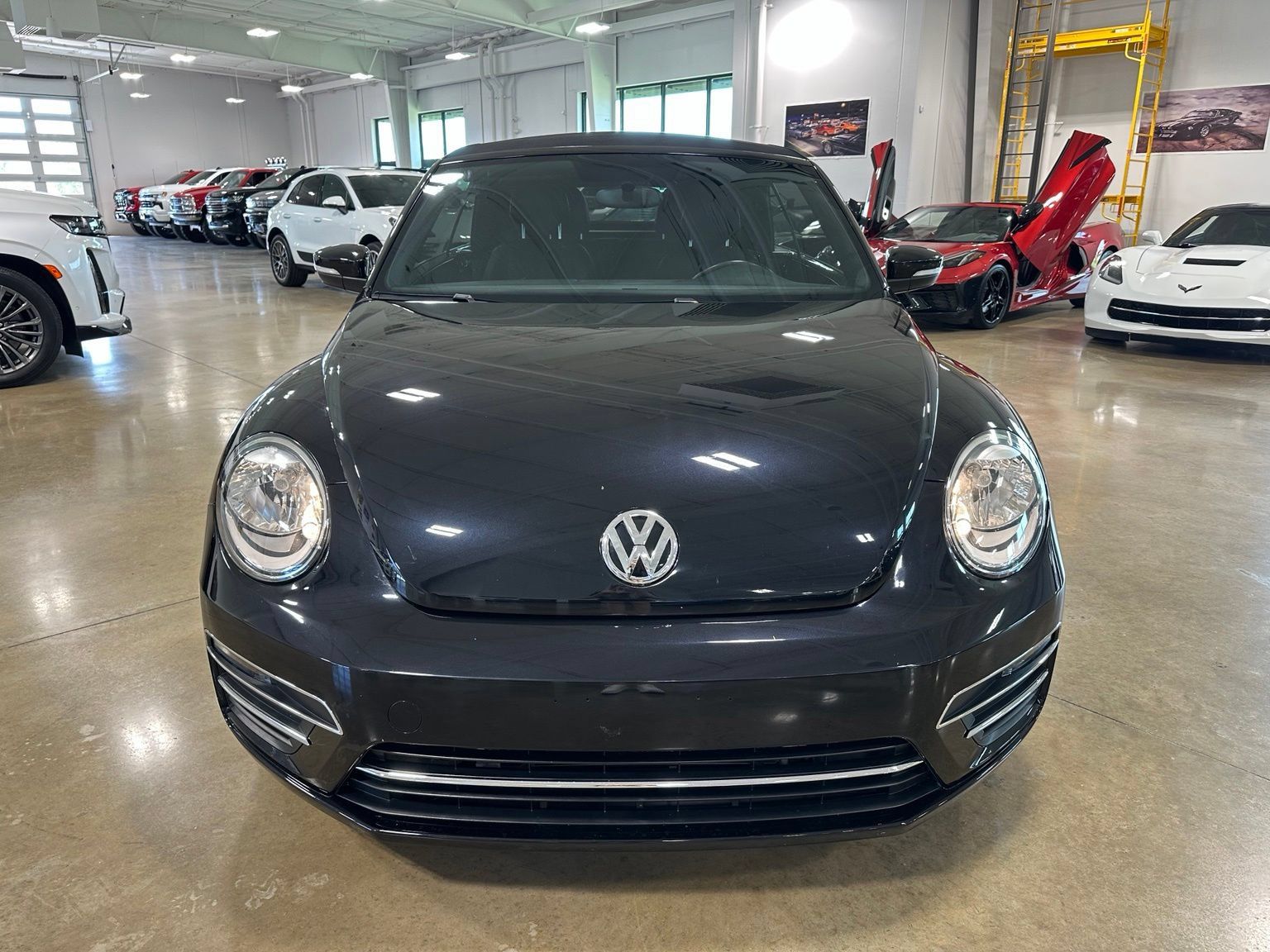 Used 2018 Volkswagen Beetle 2.0T SE FWD image 2