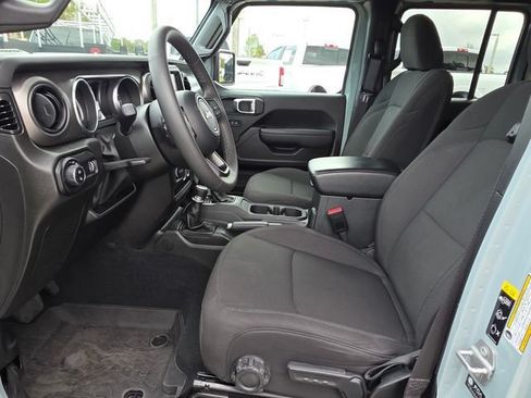 Used 2023 Jeep Gladiator Sport AWD/4WD image 23