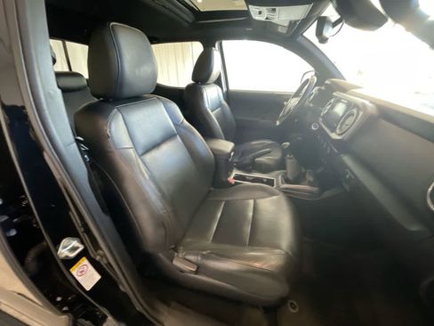 Used 2019 Toyota Tacoma TRD Off-Road w/ TRD Premium Off Road Package image 25