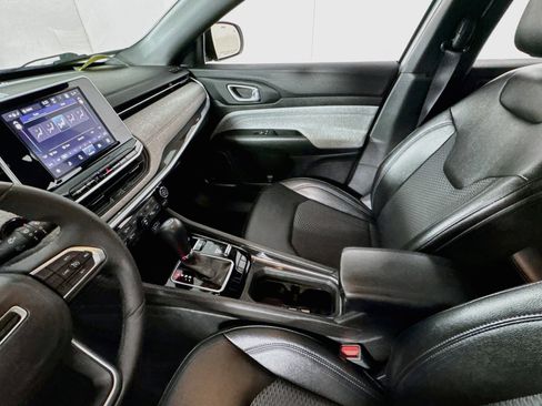 Used 2025 Jeep Compass Latitude w/ Sun & Sound Group AWD/4WD image 24