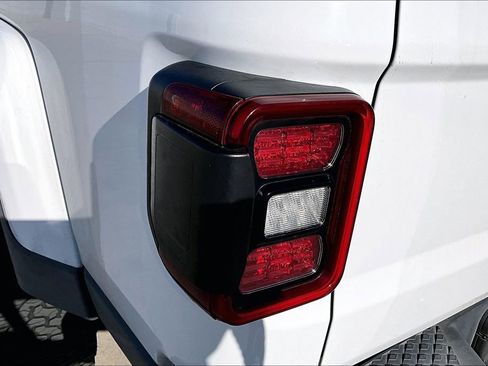Certified 2020 Jeep Gladiator Overland AWD/4WD image 35