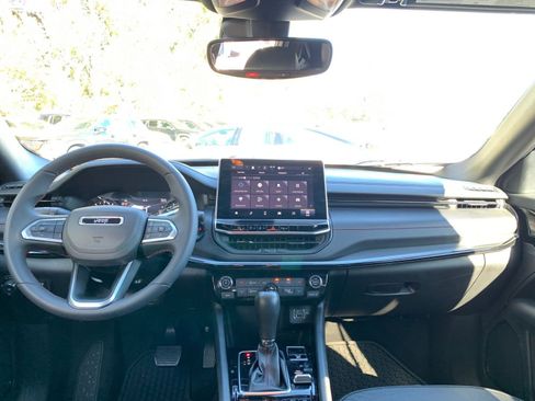 Used 2025 Jeep Compass Trailhawk image 32