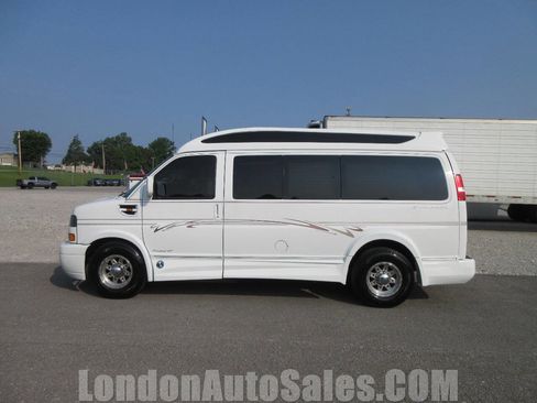 Used 2017 GMC Savana 2500 image 2