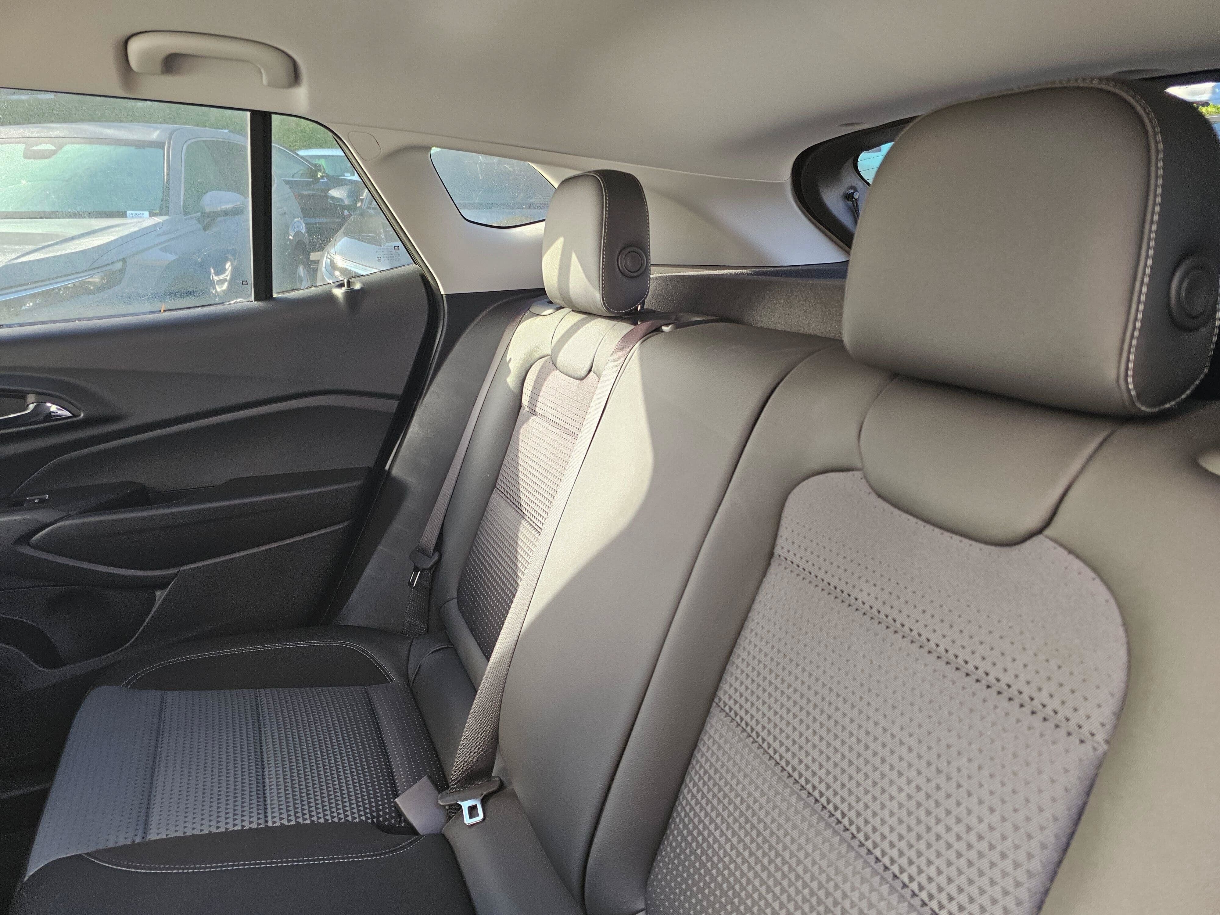 Used 2025 Chevrolet Trax LT w/ LT Convenience Package FWD image 21