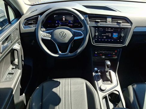 Certified 2023 Volkswagen Tiguan SE w/ Panoramic Sunroof Package AWD/4WD image 11