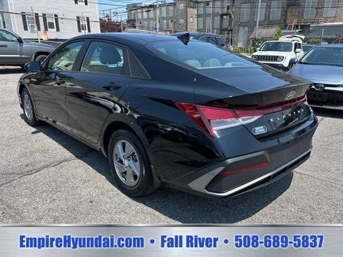 Certified 2024 Hyundai Elantra SE FWD image 3