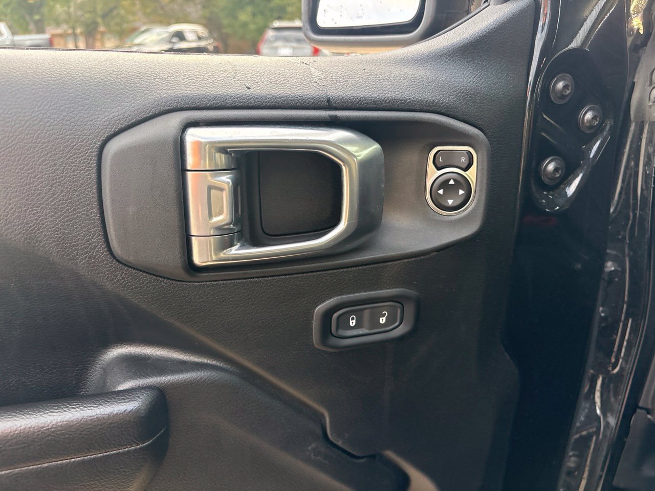 Used 2025 Jeep Wrangler Unlimited Rubicon w/ Convenience Group AWD/4WD image 14