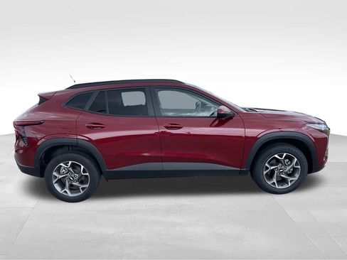 Used 2025 Chevrolet Trax LT FWD image 24