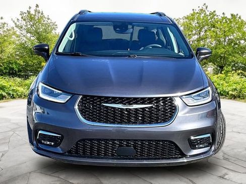 Used 2022 Chrysler Pacifica Touring-L FWD image 3