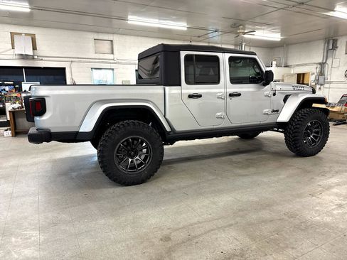 Used 2022 Jeep Gladiator Sport image 4