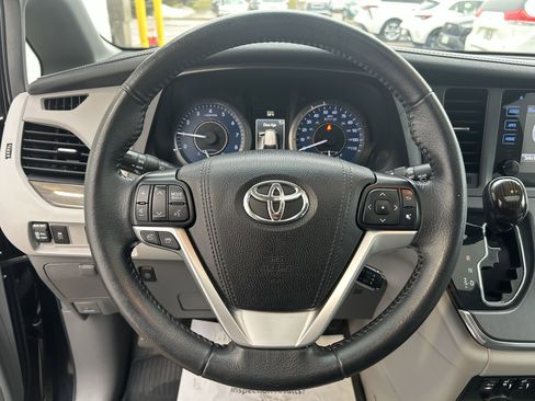 Used 2017 Toyota Sienna XLE image 25