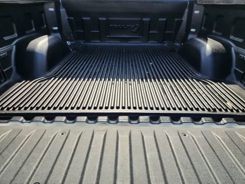 Used 2025 GMC Sierra 1500 SLT AWD/4WD image 32