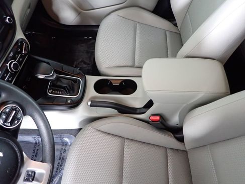 Used 2025 Kia Soul LX w/ LX Technology Package FWD image 34