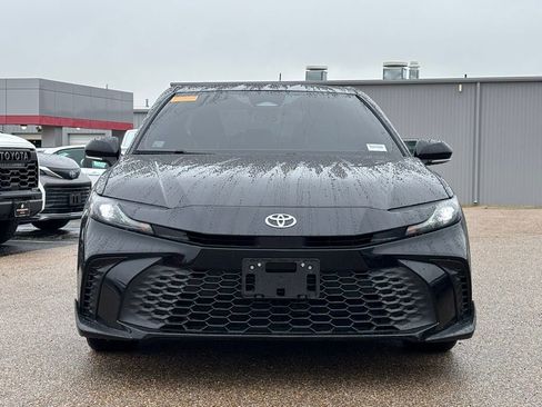 Used 2025 Toyota Camry SE image 3