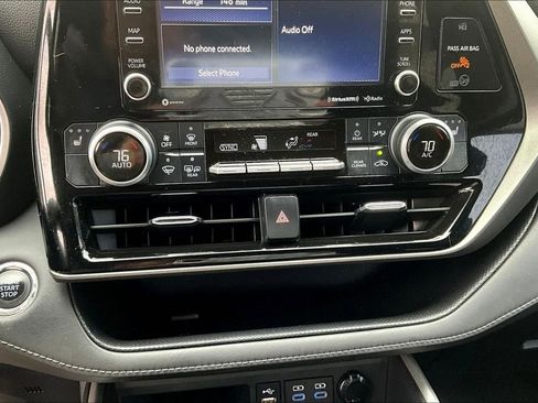 Used 2022 Toyota Highlander XLE image 15