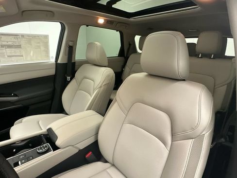 New 2026 Nissan Pathfinder SL w/ SL Premium Package AWD/4WD image 9