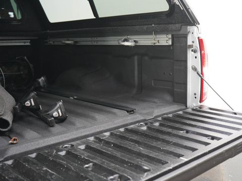 Used 2011 Nissan Frontier SV w/ SV Premium Utility Pkg AWD/4WD image 12