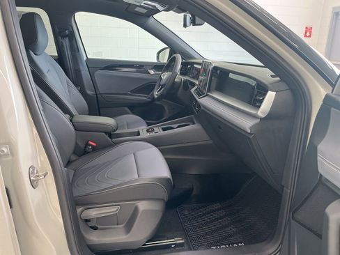 New 2026 Volkswagen Tiguan SE R-Line FWD image 39