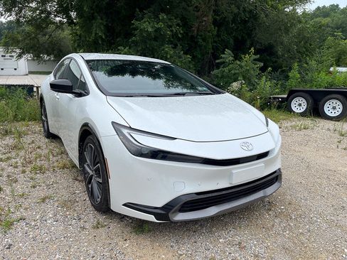 Used 2024 Toyota Prius XLE FWD image 1