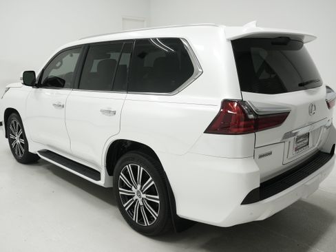 Used 2019 Lexus LX 570 4WD w/ Luxury Package image 6