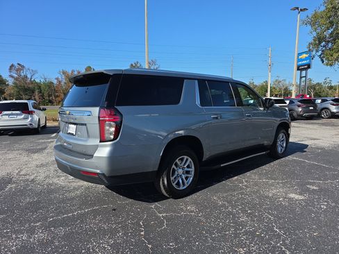 Used 2023 Chevrolet Suburban LT image 3