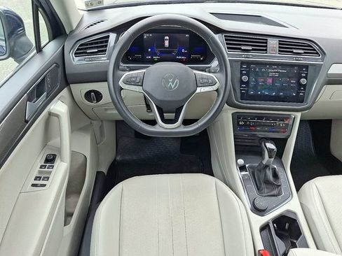 Used 2022 Volkswagen Tiguan SE w/ Panoramic Sunroof Package AWD/4WD image 12