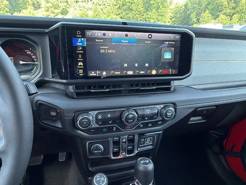 Used 2025 Jeep Wrangler Unlimited Sahara w/ Safety Group AWD/4WD image 33