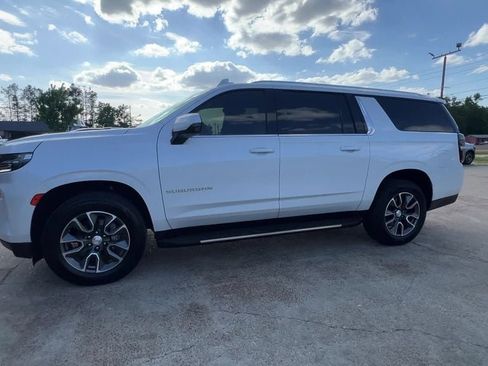 Used 2023 Chevrolet Suburban LT w/ Luxury Package RWD image 3