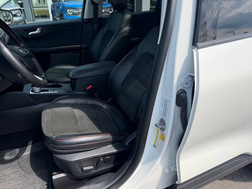 Certified 2022 Ford Escape SEL w/ SEL Stealth AWD Package image 9