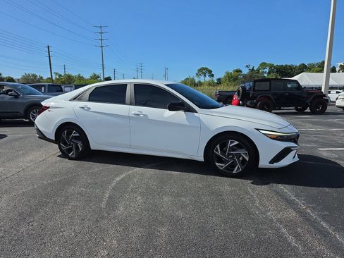 Used 2025 Hyundai Elantra Sport FWD image 2