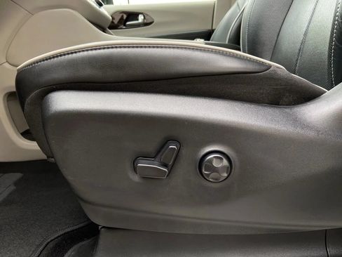 Used 2023 Chrysler Pacifica Limited FWD image 12