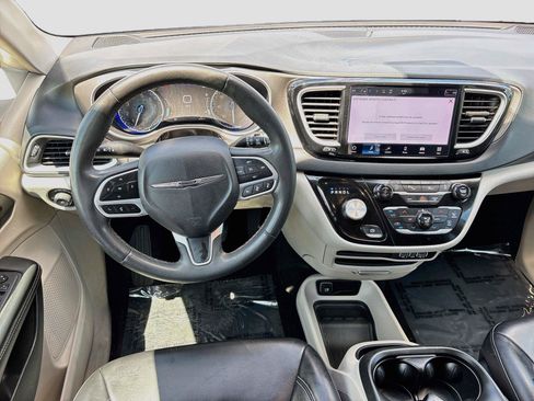 Used 2023 Chrysler Pacifica Touring-L FWD image 20