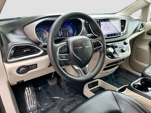 Used 2024 Chrysler Pacifica Touring-L image 9