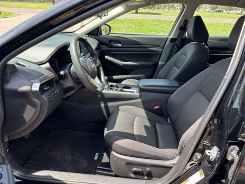 Used 2025 Nissan Altima 2.5 SV FWD image 22