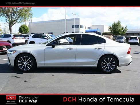 Used 2022 Volvo S60 B5 Momentum image 4