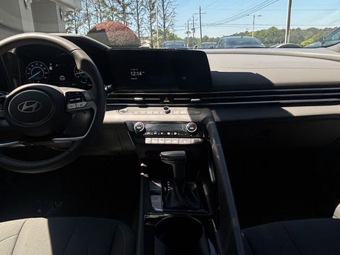 Used 2025 Hyundai Elantra SEL FWD image 17