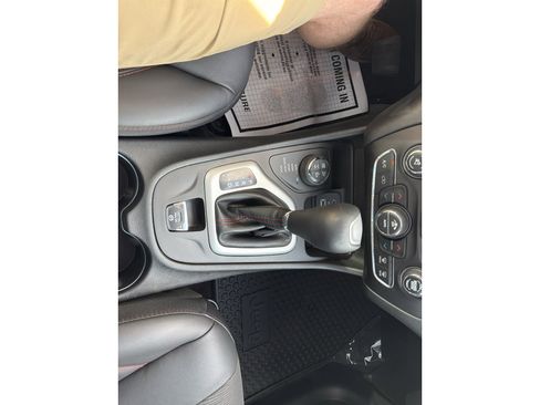 Used 2018 Jeep Cherokee Trailhawk w/ Comfort/Convenience Group AWD/4WD image 16