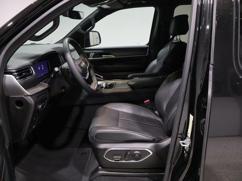 Used 2024 Jeep Wagoneer L Series III w/ Flexible Seating Group image 9