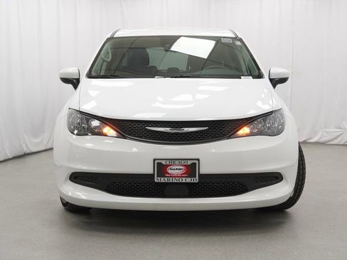 Used 2023 Chrysler Voyager LX image 7