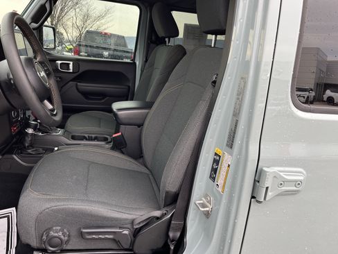 Used 2024 Jeep Wrangler Unlimited image 13