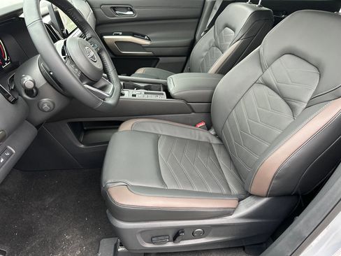 New 2025 Nissan Pathfinder Platinum image 9