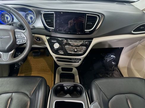 Used 2022 Chrysler Pacifica Touring-L image 19