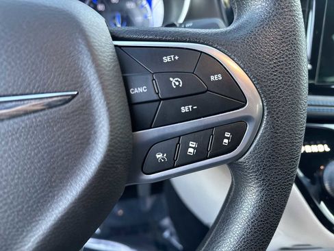 Used 2021 Chrysler Pacifica Touring image 23