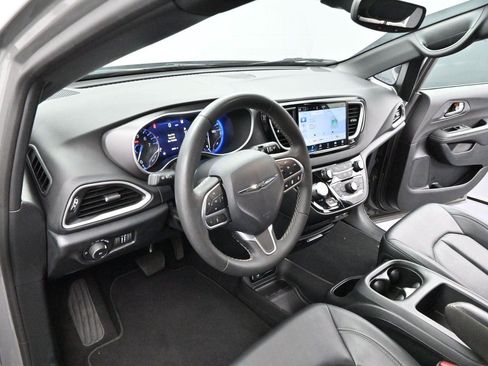 Used 2025 Chrysler Pacifica Select FWD image 42
